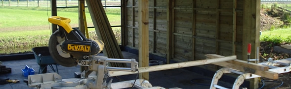 Tuinhuis plaatsen gereedschap